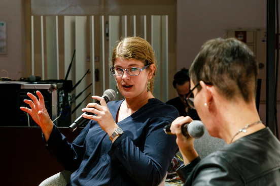 Speakerinnen auf Bühne