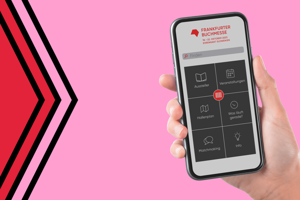 Eine Hand hält ein Smartphone, auf dem die Oberfläche der Frankfurter Buchmesse App zu sehen ist.