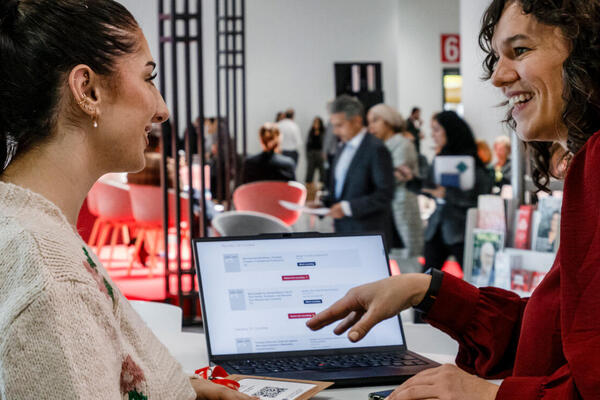 Zwei Personen unterhalten sich freudig. 