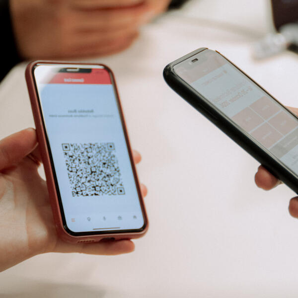 Ein Smartphone scannt das Handyticket auf einem anderen Smartphone