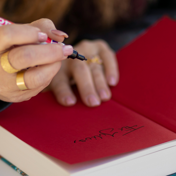 Frau signiert Buch