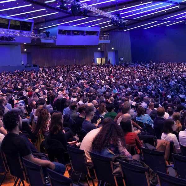 Publikum in einer Halle