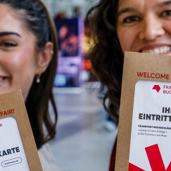 Zwei Frauen zeigen ihr Ticket für die Frankfurter Buchmesse 